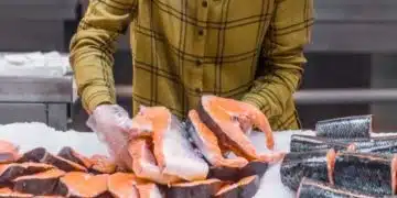 Човек обработва риба на лед.