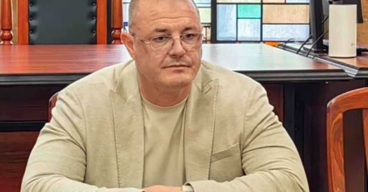 Последна информация за състоянието на директора на ОДМВР-Русе ст.комисар Николай Кожухаров Мъж в светло сако седи на маса в официална обстановка.
