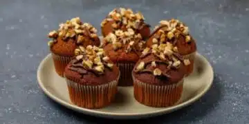 Вкусни шоколадови мъфини за училищни закуски: лесна рецепта 11