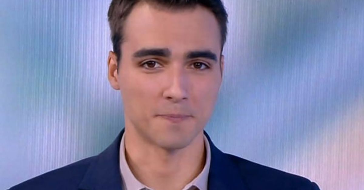 Роден синоптик с предупреждение за времето у нас Млад мъж водещ на новини с тъмен костюм в телевизионно студио.