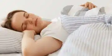 Човек спи на легло.