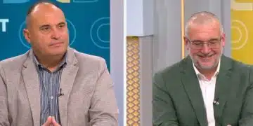 Двама мъже в студио за телевизия.