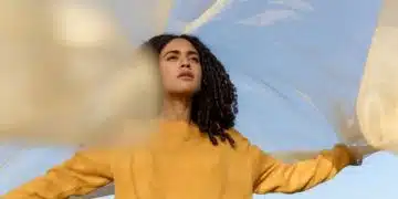 Човек с платно под небето.