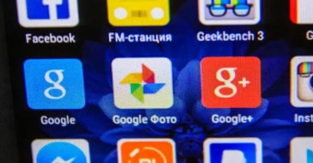Как социалните медии крадат времето ни: Ето какво се случва, когато си върнете времето за 7 дни Екран на смартфон с икони на приложения като Facebook, Google, Google Фото и FM-станция.