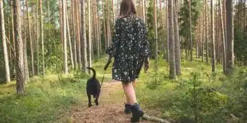 Жена с куче в гората