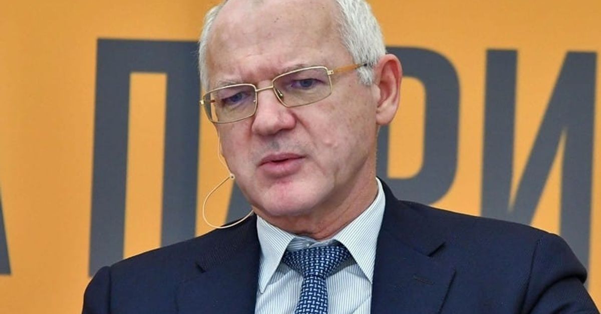 Васил Велев с коментар: Минималната заплата вече е изпреварила икономиката – необходимо е изчакване Мъж със сива коса и очила в костюм говори пред оранжев фон.