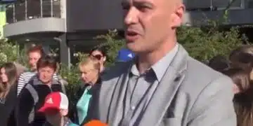 Група хора на събитие на открито.