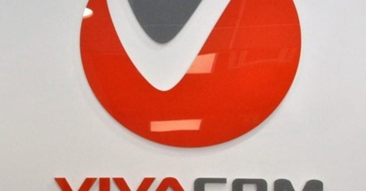 Услугите на телекома Виваком се сринаха у нас 3D лого на Vivacom в червено и сиво, монтирано на бяла стена.
