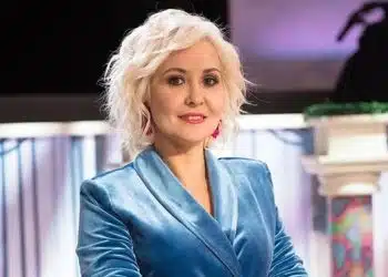 Жена с къса руса коса
