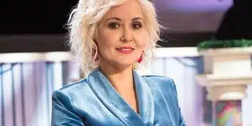 Жена с къса руса коса