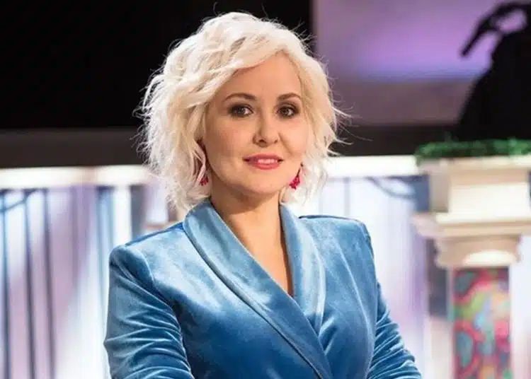 Жена с къса руса коса