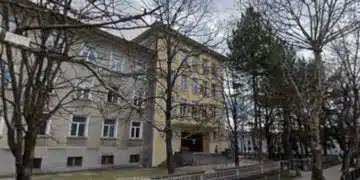 В Хасково ученик гърмя с оръжие през прозорец на класна стая: Ето какво се знае 1