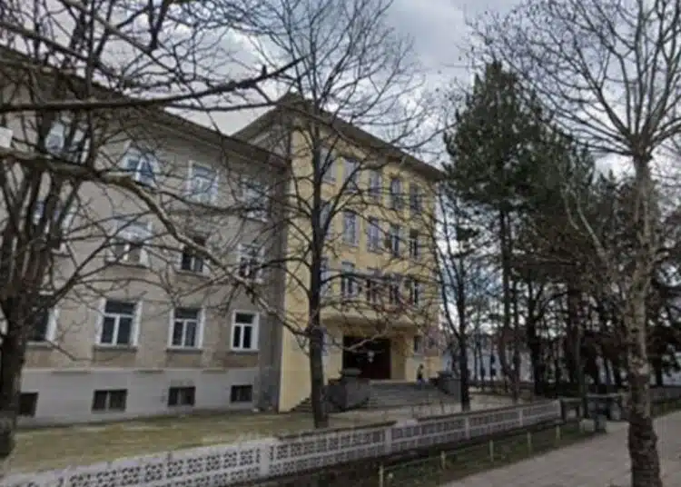В Хасково ученик гърмя с оръжие през прозорец на класна стая: Ето какво се знае 1