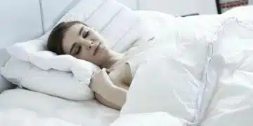 Човек лежи в леглото.