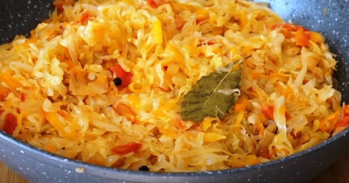 Как да изпържим вкусно зеле в тиган: за гарнитура или пълнеж. Не е необходимо да добавяте вода Апетитно задушено зеле с моркови, домати и дафинов лист в тиган.