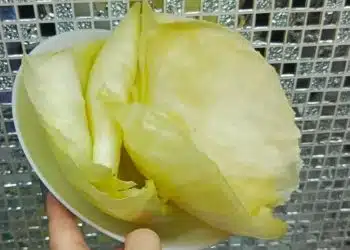 Чиния с листа от зеле