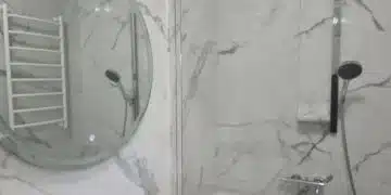 Съвременна баня с огледало и душ