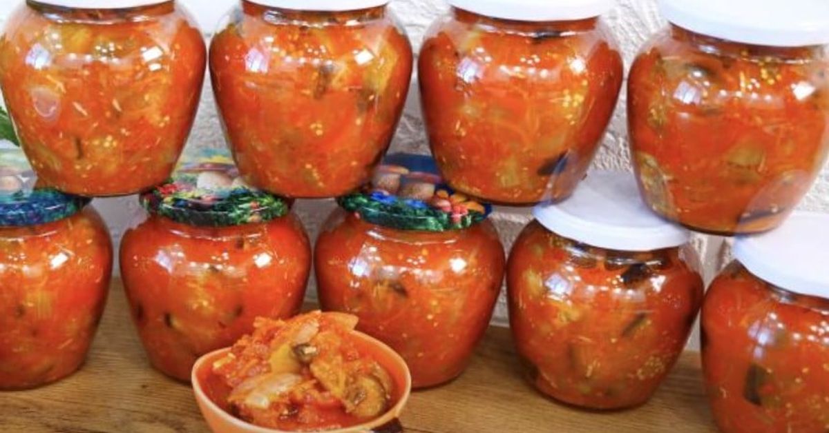 Зимна салата от зеленчуци: Лесна за приготвяне и бърза консумация Домашно приготвена зеленчукова зимнина в буркани и купичка на дървена маса.