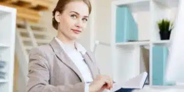 Жена в офис с тетрадка.