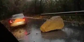 Опасен инцидент - скала се стовари на пътя между Самоков и София (СНИМКИ) 3
