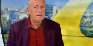 Мъж в студио на телевизия