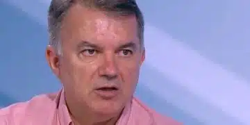 Мъж в розова риза на преден план.