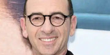 Човек с очила на събитие.