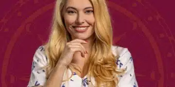 Жена с дълга руса коса