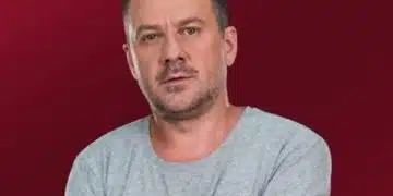 Мъж с ръце кръстосани