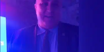 Мъж в тъмен костюм и светлина