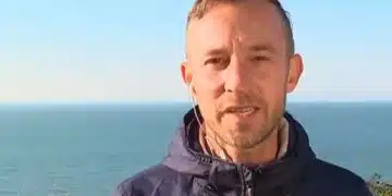 Човек пред морето, ясна синя небеса.