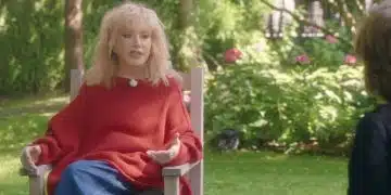 Жена в червена блуза на градина.