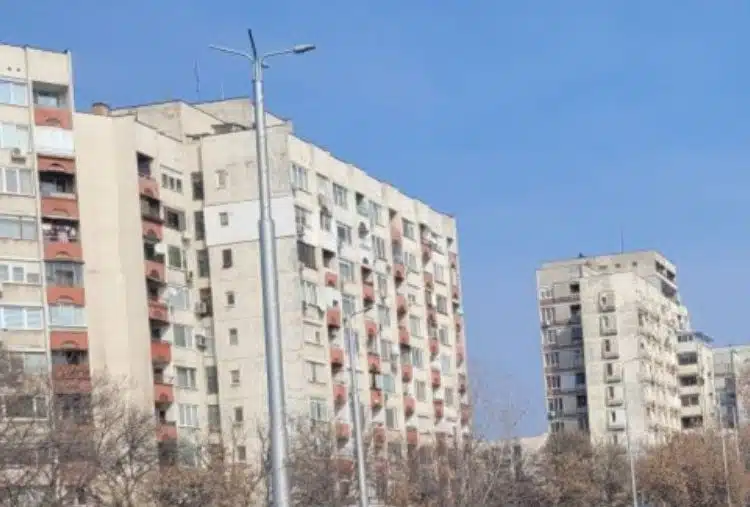 Сгради под синьо небе
