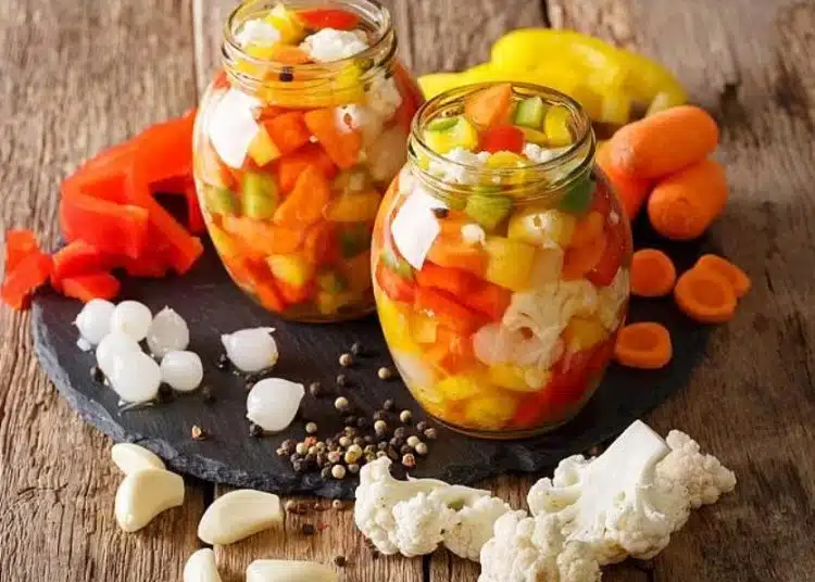 Туршия с цветни зеленчуци