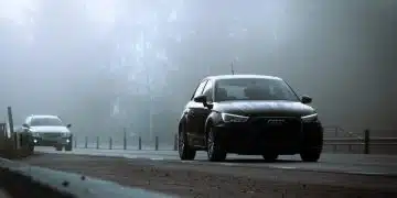 Два автомобила в мъглива обстановка