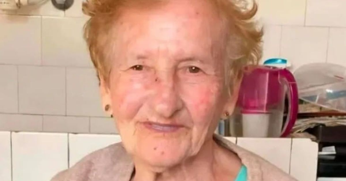 Издирването на 90 годишната баба Милка приключи с щастлив край Усмихната възрастна жена с къдрава червеникава коса в кухня.
