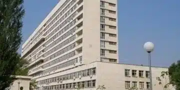 Болница с висока сграда и паркинг