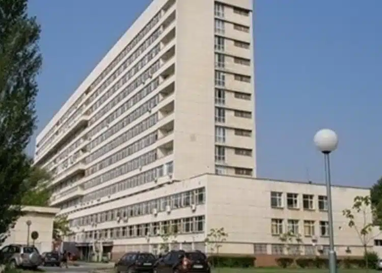 Болница с висока сграда и паркинг