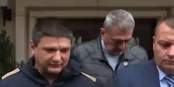 Мъже пред медии, важен брифинг.