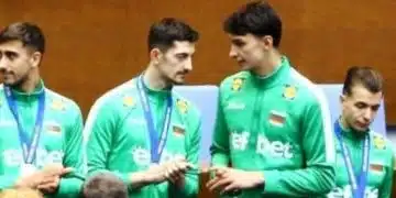 Спортисти с медали и награди.