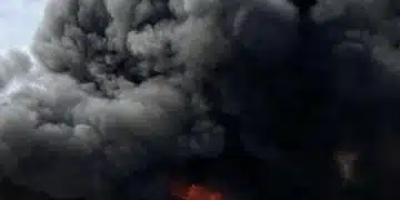 Гъсти черни облаци дим