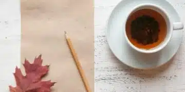 Чаша чай, хартия и молив.