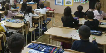 Близо 234 000 ученици получават по 300 лева помощ от държавата 1
