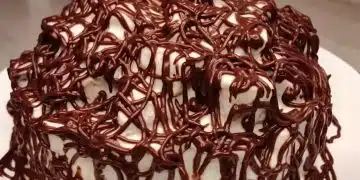 Шоколадова торта с крем и декорация