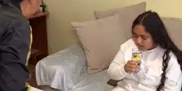 Жена с чаша на диван.