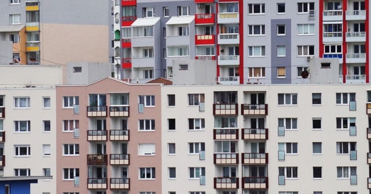 Големият въпрос при покупка на дом: ново или старо строителство Многоцветни жилищни сгради с прозорци и балкони в градски пейзаж