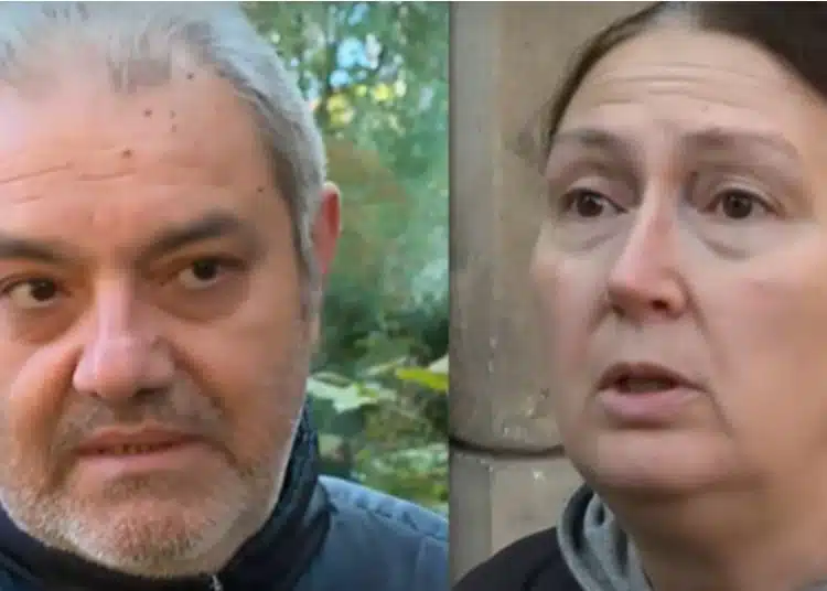 Двама души на открито.