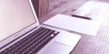 Лаптоп и празен лист хартия
