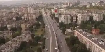 Градска пейзажна улица с автомобили