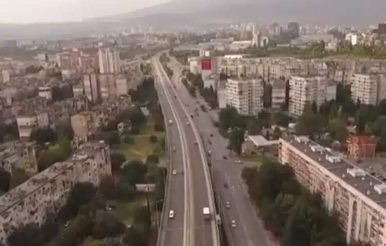 Градска пейзажна улица с автомобили